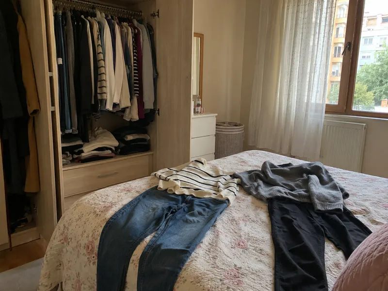Dolap dolu ama yine aynı üç şeyi giyiyorum; sizde de böyle mi?