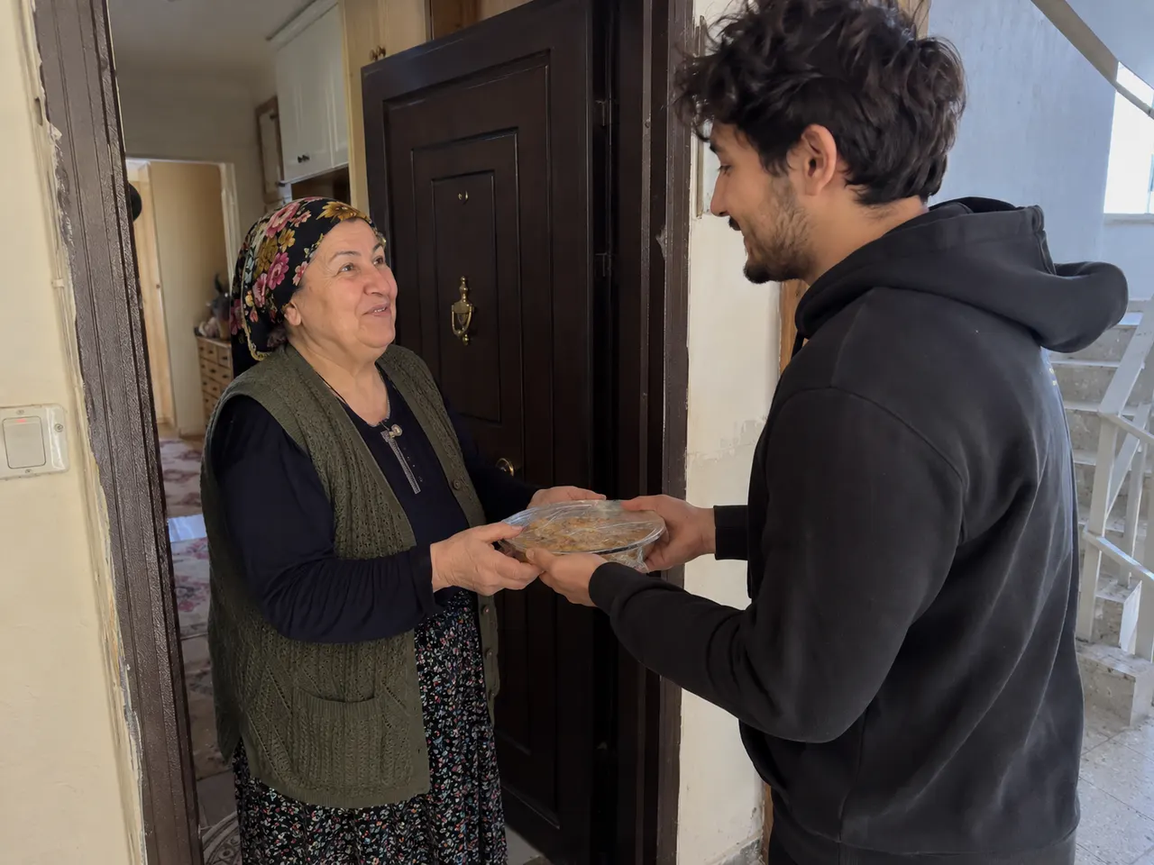 Aynı apartmanda yıllarca yaşayıp komşunun adını bilmemek size de tuhaf geliyor mu?