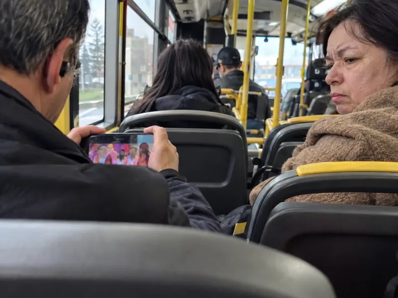 Otobüste telefonun sesini açana bir şey der misiniz?